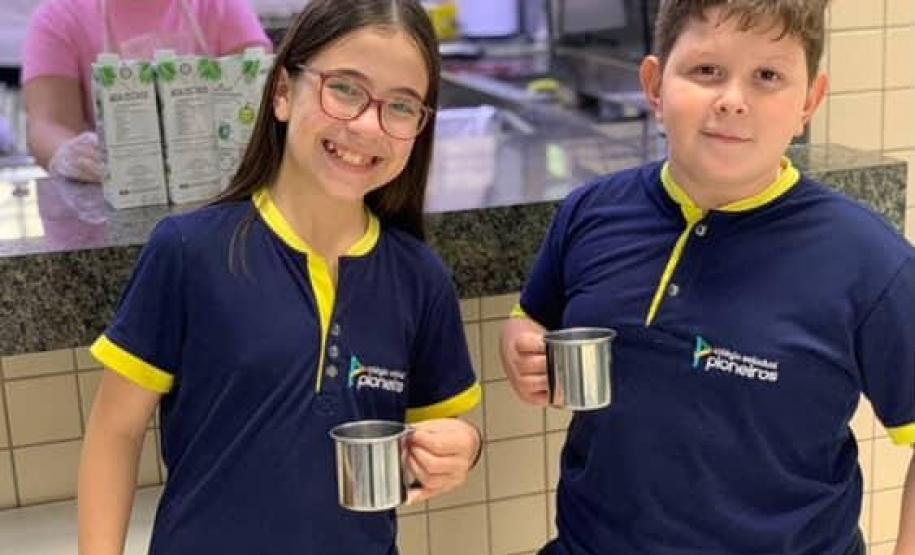 Governo do Paraná inclui água de coco no cardápio da alimentação escolar