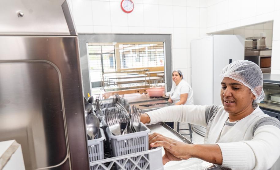 R$ 30 milhões: Estado entrega lava-louças e equipamentos para cozinhas de escolas estaduais