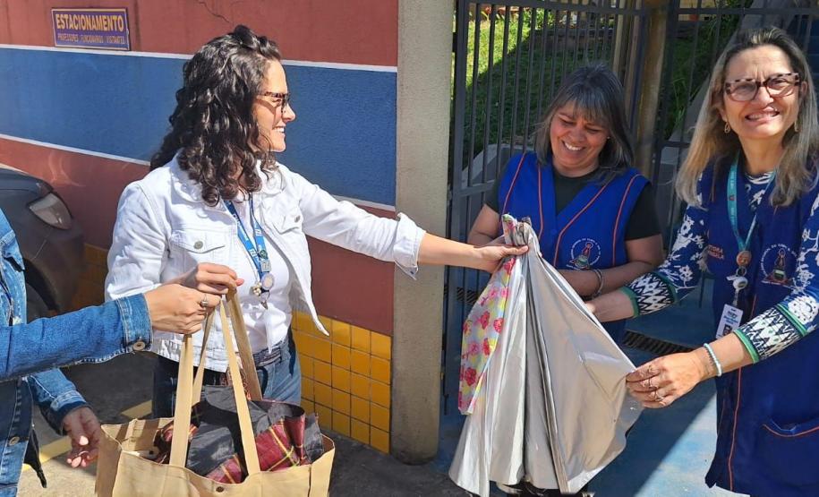 Entrega de guarda-chuvas