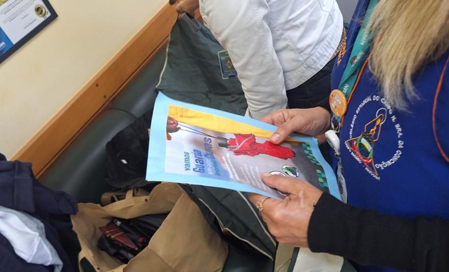 Entrega de guarda-chuvas