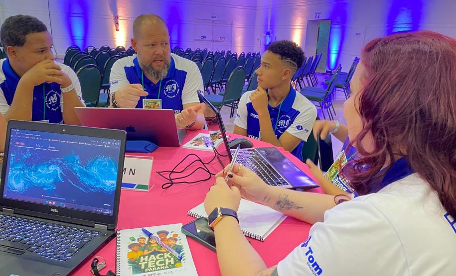 Alunos apresentam ao Fundepar projeto de IA para reduzir desperdício na alimentação escolar