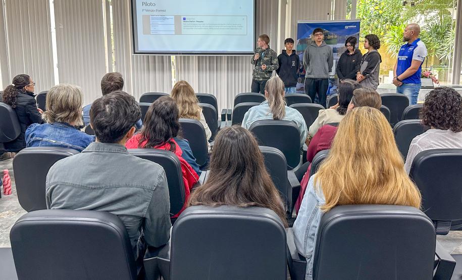 Alunos apresentam ao Fundepar projeto de IA para reduzir desperdício na alimentação escolar