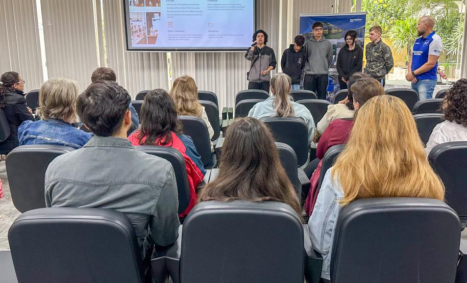 Alunos apresentam ao Fundepar projeto de IA para reduzir desperdício na alimentação escolar