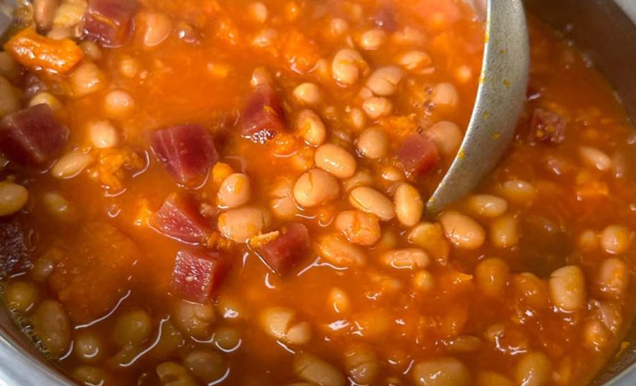 1,5 milhão de refeições por dia: novo livro do Fundepar reforça trabalho das merendeiras