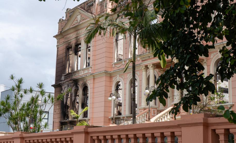 Serviços de limpeza do Instituto de Educação em Paranaguá