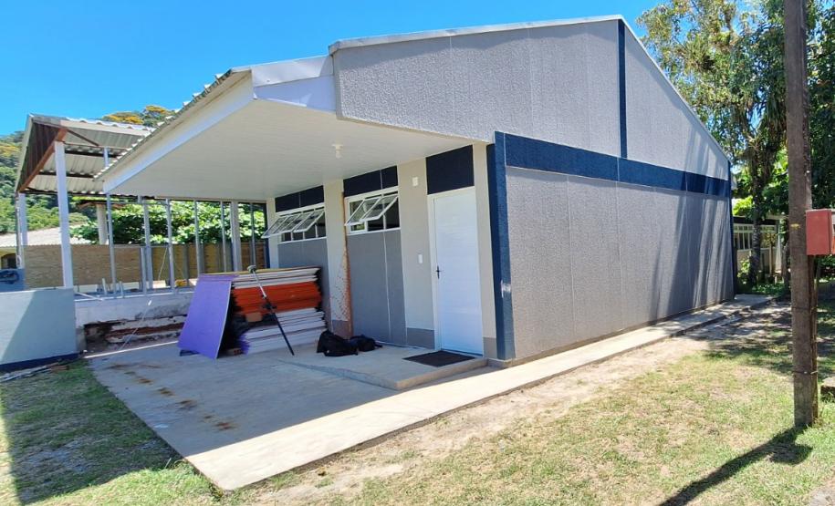 Escolas em andamento no Litoral